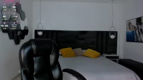 Snapshot of mialaurence_ chatting on 06-23-26, 11:08 Call me Mia online show from 06-23-26, 11:08