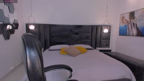 Snapshot of mialaurence_ chatting on 06-25-26, 11:26 Call me Mia online show from 06-25-26, 11:26