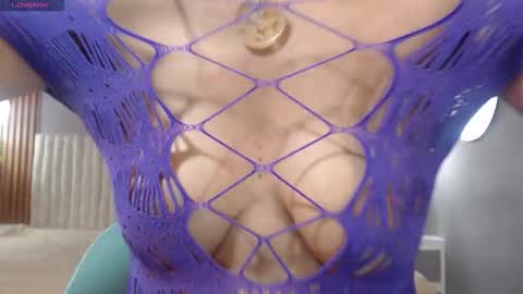 Snapshot of mialux5 chatting on 10-21-25, 01:23 mialux5 online show from 10-21-25, 01:23