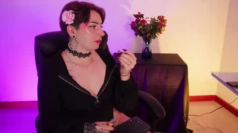 Snapshot of miami_18_ chatting on 06-20-26, 01:52 Lili online show from 06-20-26, 01:52