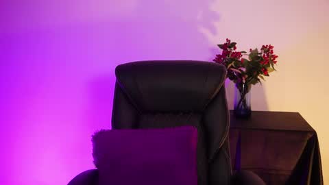 Snapshot of miami_18_ chatting on 06-21-26, 04:59 Lili online show from 06-21-26, 04:59