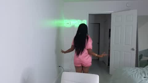 Snapshot of miamiworld chatting on 08-03-26, 04:00 MiamiWorld online show from 08-03-26, 04:00
