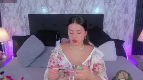 Mia   -5 7001400 Follow  online show from 05-20-26, 01:06