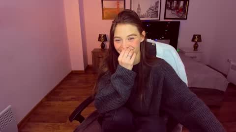 Snapshot of miapaw chatting on 12-18-24, 10:02 Mia online show from 12-18-24, 10:02