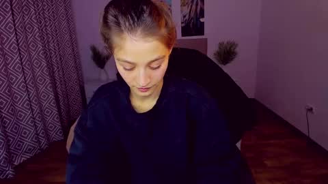 Snapshot of miapaw chatting on 12-22-24, 10:15 Mia online show from 12-22-24, 10:15