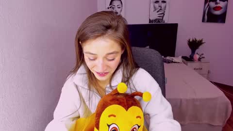 Snapshot of miapaw chatting on 12-25-24, 09:33 Mia online show from 12-25-24, 09:33