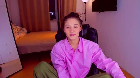 Snapshot of miapaw chatting on 02-06-25, 08:13 Mia online show from 02-06-25, 08:13