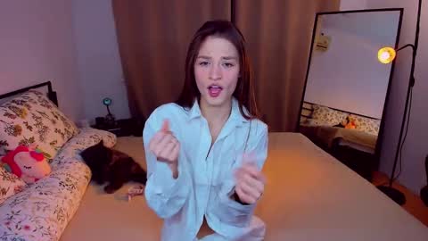 Snapshot of miapaw chatting on 02-10-25, 10:30 Mia online show from 02-10-25, 10:30