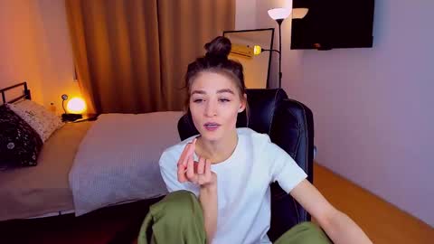 Snapshot of miapaw chatting on 02-17-25, 06:04 Mia online show from 02-17-25, 06:04