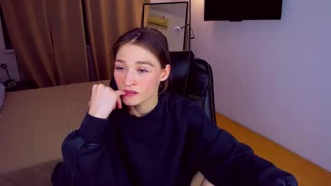 Snapshot of miapaw chatting on 03-05-25, 05:39 Mia online show from 03-05-25, 05:39