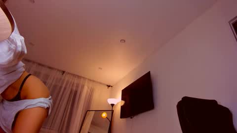 Snapshot of miapaw chatting on 09-17-25, 08:32 Mia online show from 09-17-25, 08:32