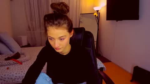 Snapshot of miapaw chatting on 10-17-25, 08:55 Mia online show from 10-17-25, 08:55