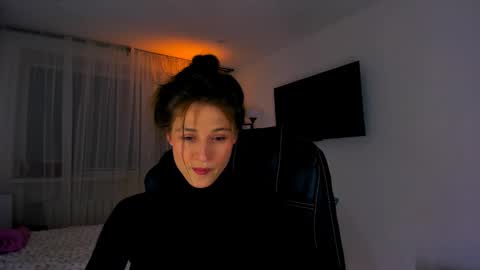 Mia online show from 04-06-26, 07:04