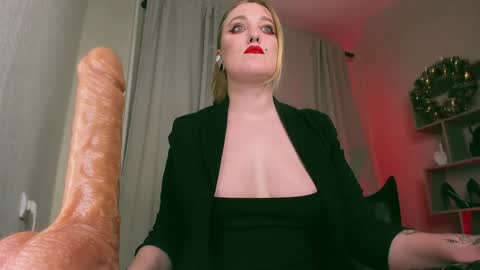 Snapshot of miaunicorn chatting on 12-19-24, 06:34 Lana online show from 12-19-24, 06:34