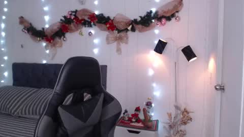 Mia Wilson online show from 12-23-24, 11:04