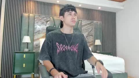 Snapshot of michaeel_blue chatting on 09-28-25, 01:16 Michael online show from 09-28-25, 01:16