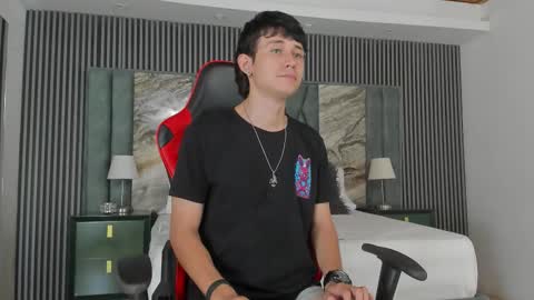 Snapshot of michaeel_blue chatting on 10-04-25, 03:21 Michael online show from 10-04-25, 03:21