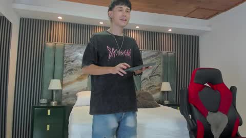 Snapshot of michaeel_blue chatting on 10-09-25, 09:13 Michael online show from 10-09-25, 09:13