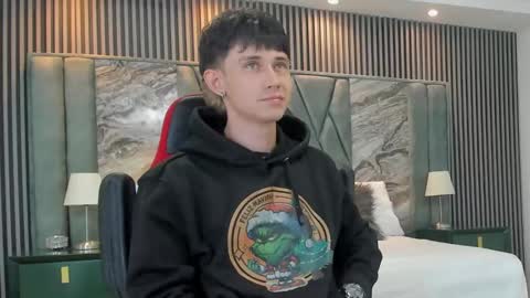 Snapshot of michaeel_blue chatting on 10-12-25, 12:04 Michael online show from 10-12-25, 12:04