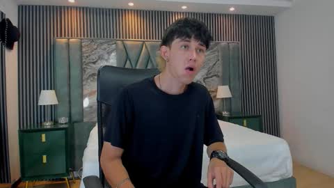 Snapshot of michaeel_blue chatting on 10-24-25, 02:35 Michael online show from 10-24-25, 02:35