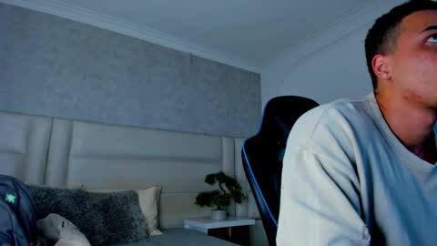 Snapshot of michael_reinolds chatting on 10-23-25, 04:23 Michael online show from 10-23-25, 04:23