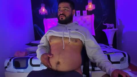 Snapshot of michaelbear_ chatting on 10-04-25, 02:15 Michael online show from 10-04-25, 02:15