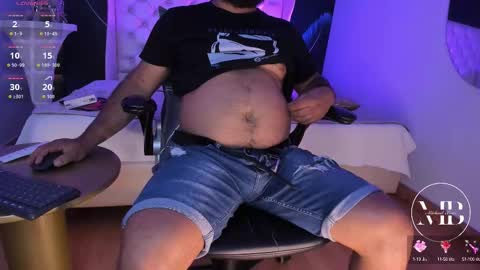 Snapshot of michaelbear_ chatting on 10-15-25, 02:39 Michael online show from 10-15-25, 02:39