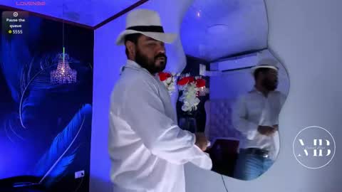 Snapshot of michaelbear_ chatting on 11-08-25, 01:22 Michael online show from 11-08-25, 01:22