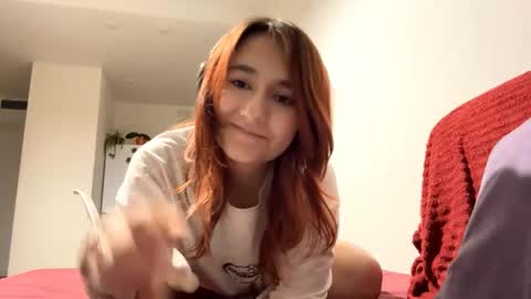 Snapshot of michelinacaneza chatting on 12-19-25, 04:41 Mary online show from 12-19-25, 04:41