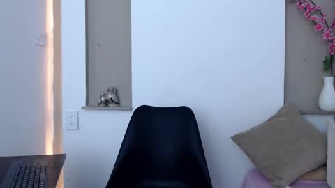 Michelle online show from 11-11-25, 01:22