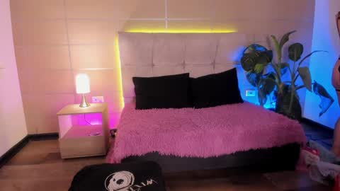 michonne_09 online show from 11-19-25, 08:20