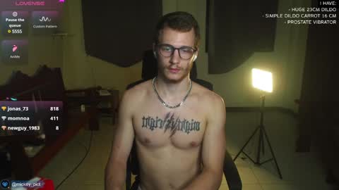 Snapshot of mickey_pict chatting on 12-10-24, 12:27 Mickey online show from 12-10-24, 12:27