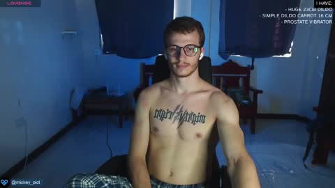 Snapshot of mickey_pict chatting on 12-26-24, 06:30 Mickey online show from 12-26-24, 06:30