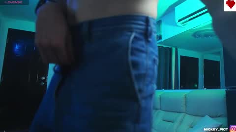 Snapshot of mickey_pict chatting on 10-30-25, 06:48 Mickey online show from 10-30-25, 06:48