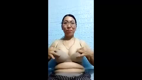 Snapshot of mickye00 chatting on 05-07-26, 10:04 Miky online show from 05-07-26, 10:04