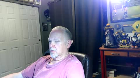 Snapshot of midwestdad09 chatting on 06-15-26, 09:44 midwestdad09 online show from 06-15-26, 09:44