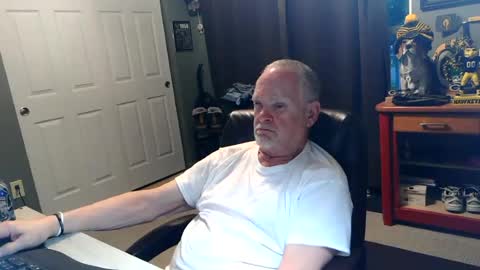 Snapshot of midwestdad09 chatting on 06-18-26, 01:06 midwestdad09 online show from 06-18-26, 01:06