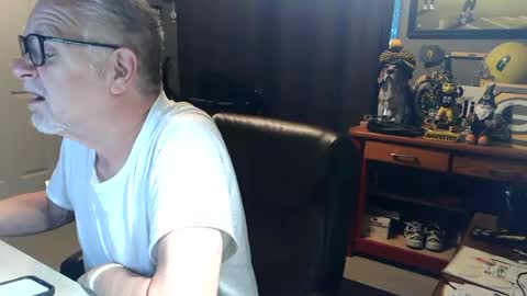 Snapshot of midwestdad09 chatting on 06-21-26, 10:51 midwestdad09 online show from 06-21-26, 10:51