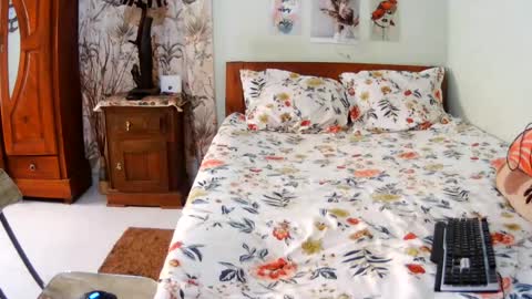 Snapshot of miel_07 chatting on 07-14-26, 06:29 miel_07 online show from 07-14-26, 06:29
