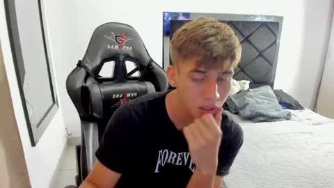 Miguel Hernandez online show from 04-02-26, 03:53