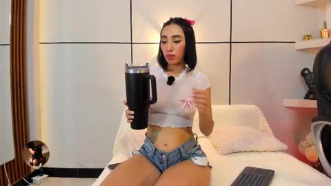 Snapshot of miia_parker_ chatting on 10-21-25, 12:50 online show from 10-21-25, 12:50