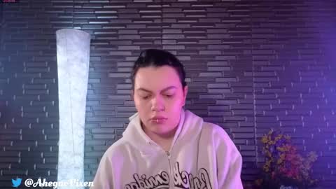 Snapshot of miia_zarate chatting on 10-22-25, 09:14 Ma - online show from 10-22-25, 09:14