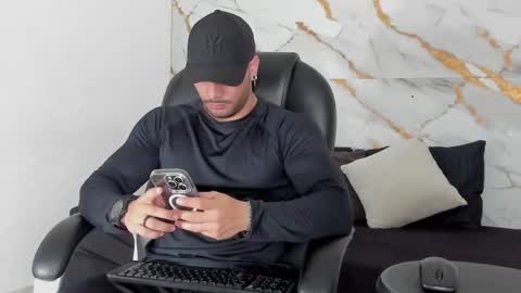 Snapshot of miike_stone1 chatting on 09-10-25, 01:00 Daniel online show from 09-10-25, 01:00