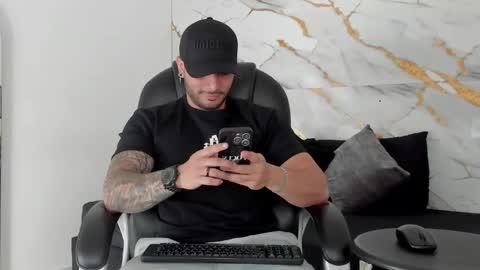 Snapshot of miike_stone1 chatting on 09-12-25, 01:00 Daniel online show from 09-12-25, 01:00