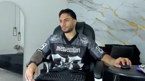 Snapshot of miike_stone1 chatting on 10-15-25, 01:11 Daniel online show from 10-15-25, 01:11