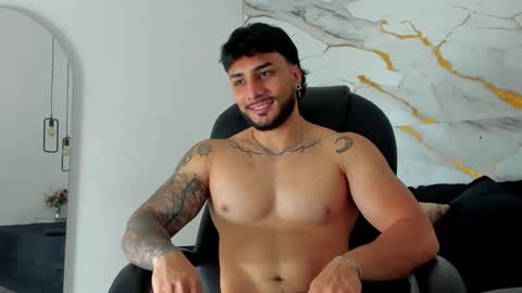 Snapshot of miike_stone1 chatting on 11-11-25, 01:11 Daniel online show from 11-11-25, 01:11