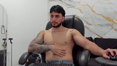 Snapshot of miike_stone1 chatting on 11-17-25, 01:39 Daniel online show from 11-17-25, 01:39