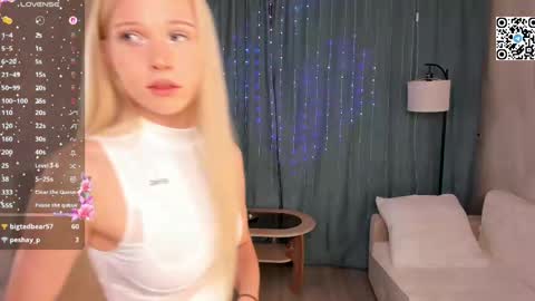 Snapshot of mikaelataron chatting on 04-20-26, 08:21 Angel girl online show from 04-20-26, 08:21