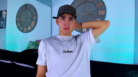 Snapshot of mike_0233 chatting on 12-13-24, 03:16 Mike 0233 online show from 12-13-24, 03:16