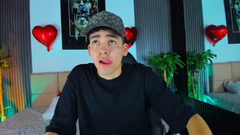 Snapshot of mike_0233 chatting on 02-19-25, 04:34 Mike 0233 online show from 02-19-25, 04:34